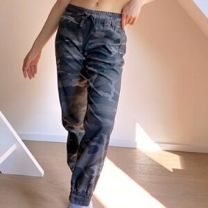 Aritzia TNA New Alix Camo Joggers Charcoal Gray Size Small